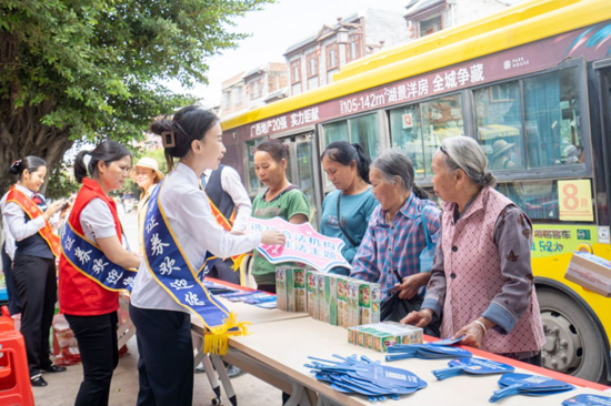 志愿者们向群众发放投教宣传资料。国海证券供图
